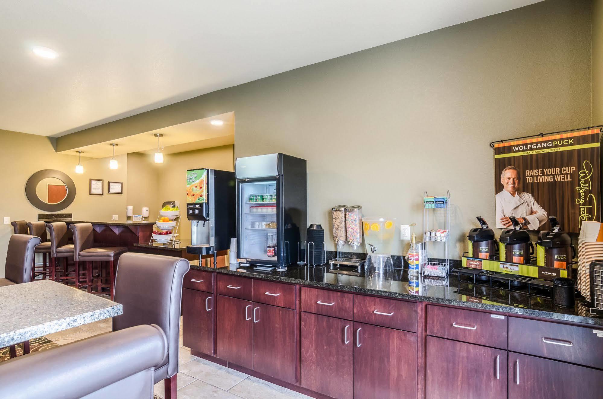 Cobblestone Hotel & Suites - Mccook Exteriör bild
