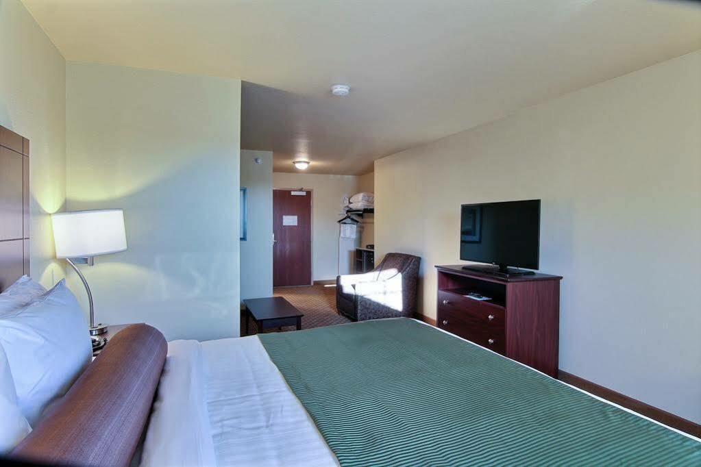 Cobblestone Hotel & Suites - Mccook Exteriör bild